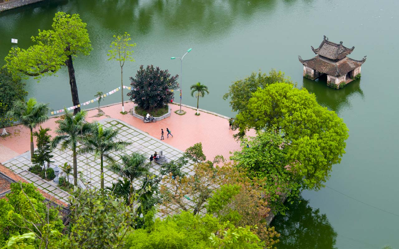 Visit Tay Phuong and Thay pagodas Hanoi tour 1 Day